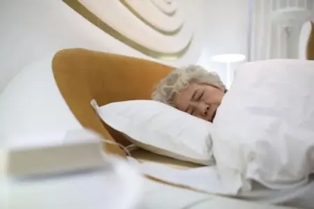 大家被“8小时睡眠论”欺骗了？60岁后，最佳睡眠时间是多久？（60到80岁的健康老人睡眠时间平均为）